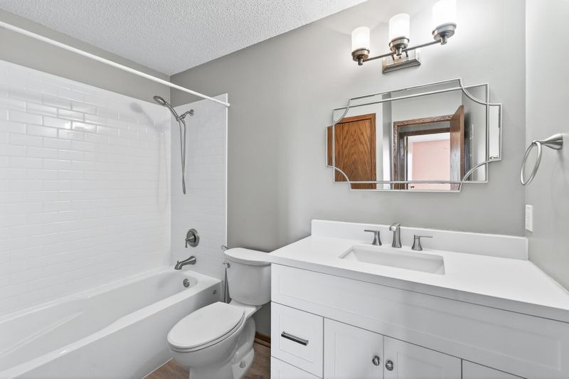 927 Pond View Ct, Vadnais Heights, MN 55127