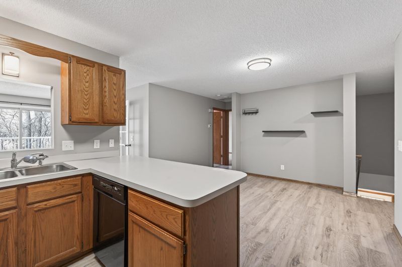 927 Pond View Ct, Vadnais Heights, MN 55127