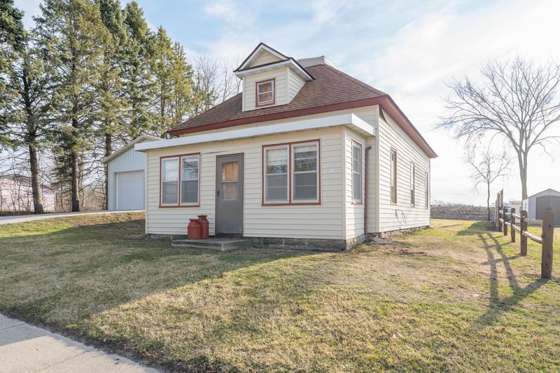 397 S Kilkenny Rd, Kilkenny, MN 56052