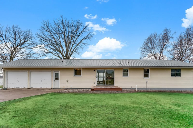 1337 Mahogany St, Braham, MN 55006