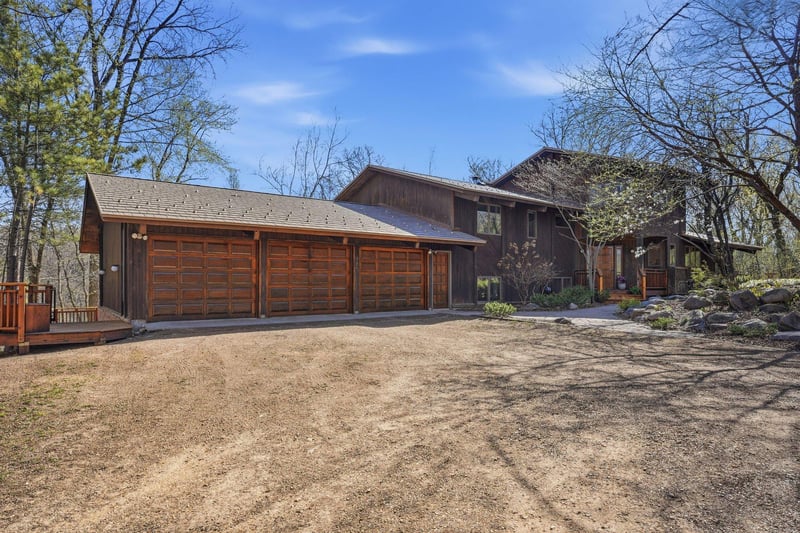 985 Cliff Rd, Eagan, MN 55123