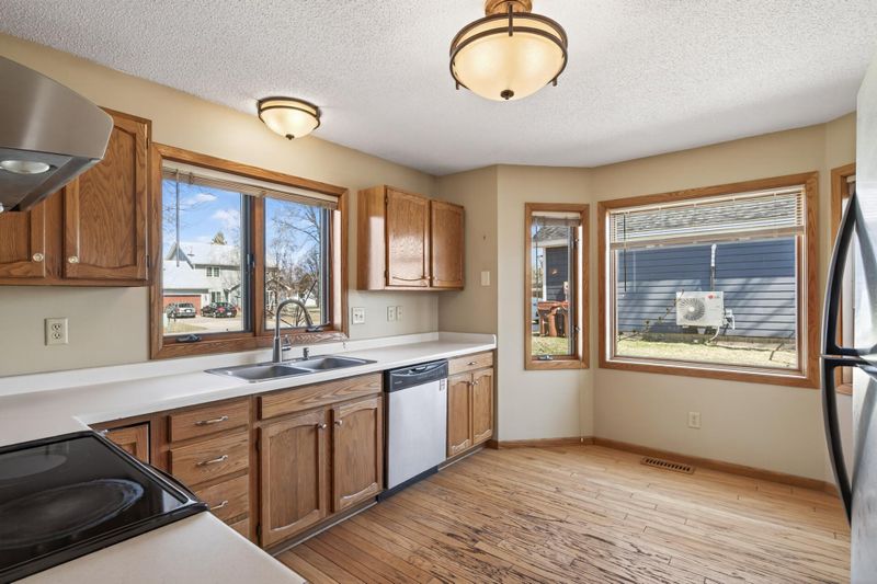 1940 Windjammer Dr, Woodbury, MN 55125