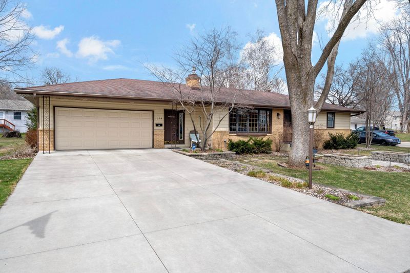 1254 Prairie St, Chaska, MN 55318