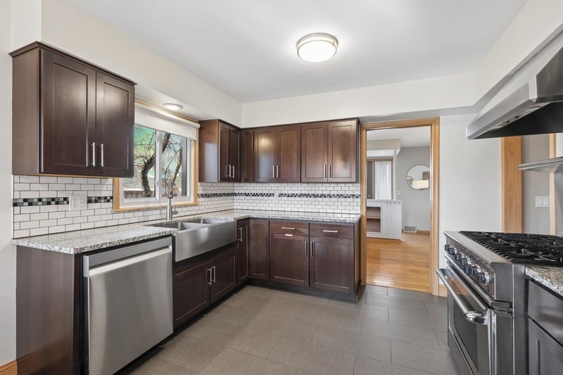 6351 Dogwood Ave, Chanhassen, MN 55331