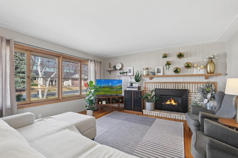 6351 Dogwood Ave, Chanhassen, MN 55331