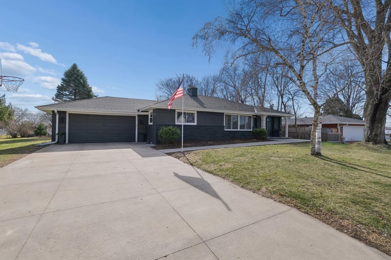 6351 Dogwood Ave, Chanhassen, MN 55331