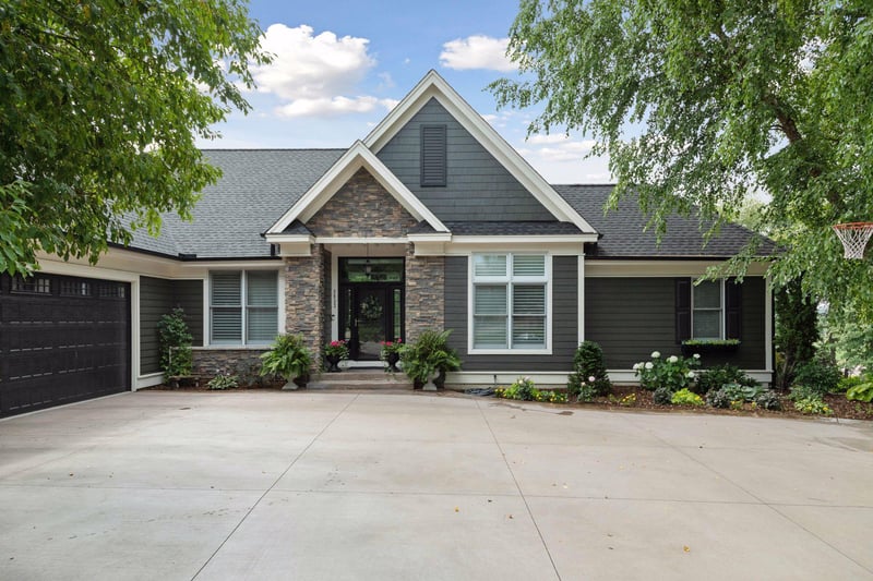 3832 Fairway Ter, Woodbury, MN 55125