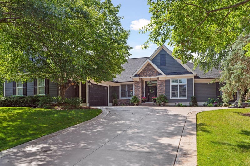 3832 Fairway Ter, Woodbury, MN 55125