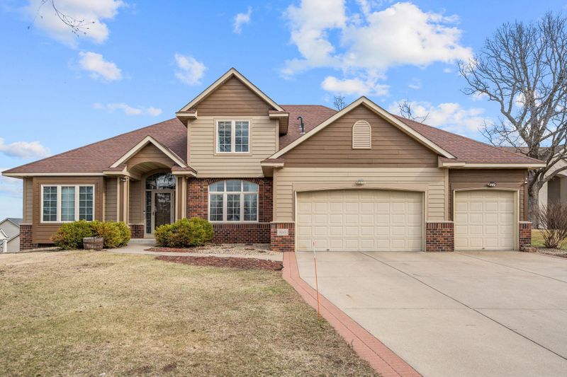 535 Majestic Oaks Ct, Eagan, MN 55123