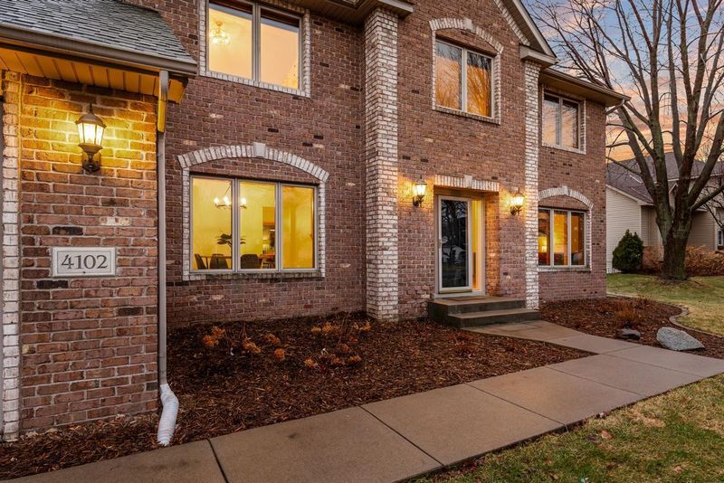 4102 Red Oak Ln, Chanhassen, MN 55331