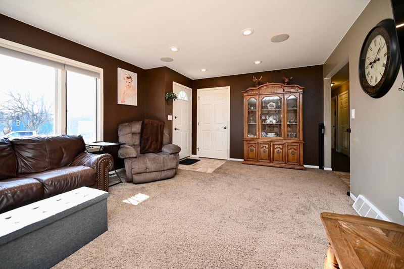 87 Chapel Dr, Altura, MN 55910