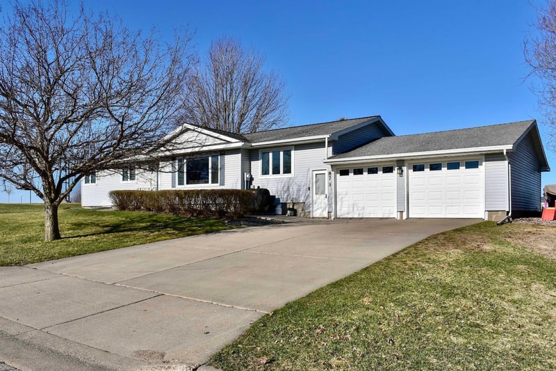 87 Chapel Dr, Altura, MN 55910