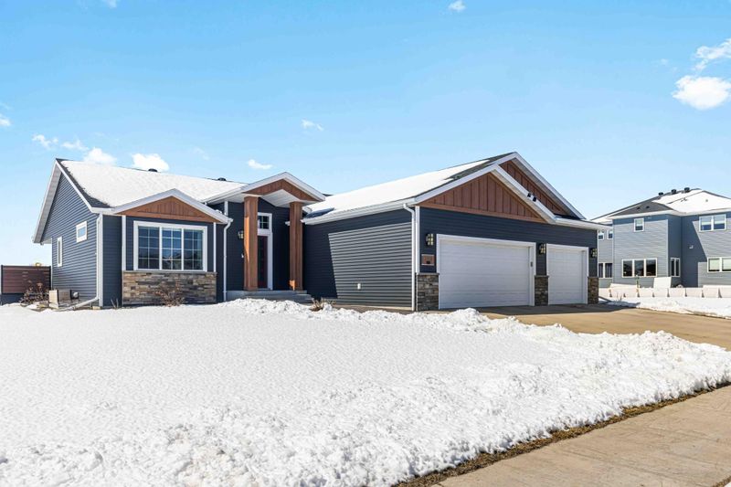 3825 16th St S, Moorhead, MN 56560