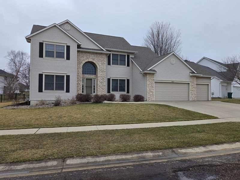 2827 Oakview Dr NE, Rochester, MN 55906
