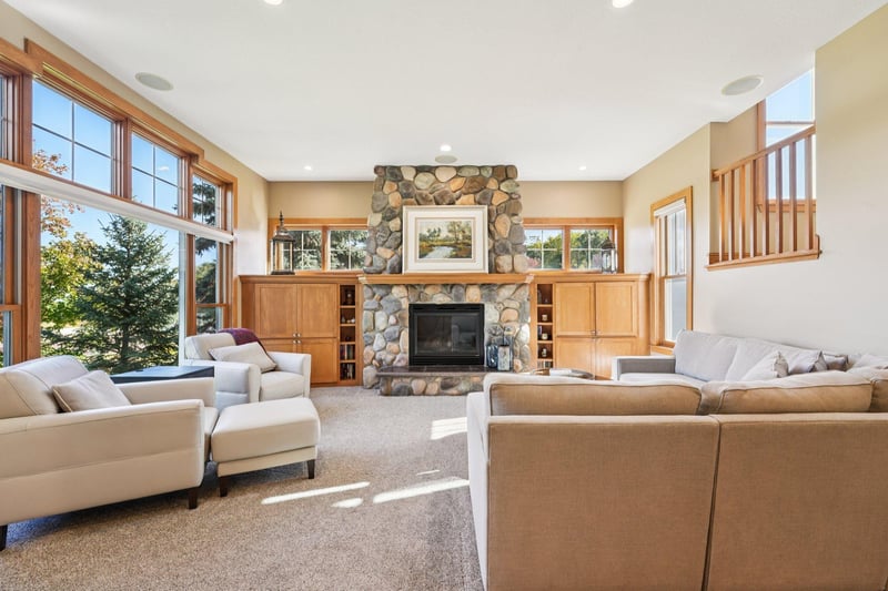 9112 Woodhill Dr, Savage, MN 55378