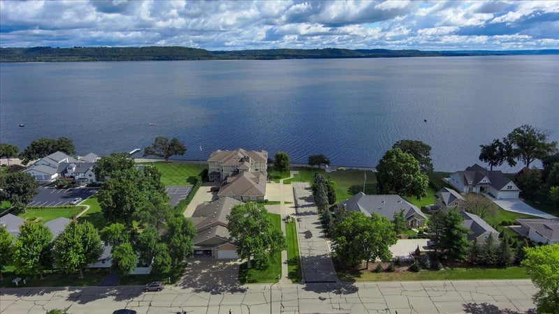 1329 S Oak St, Lake City, MN 55041