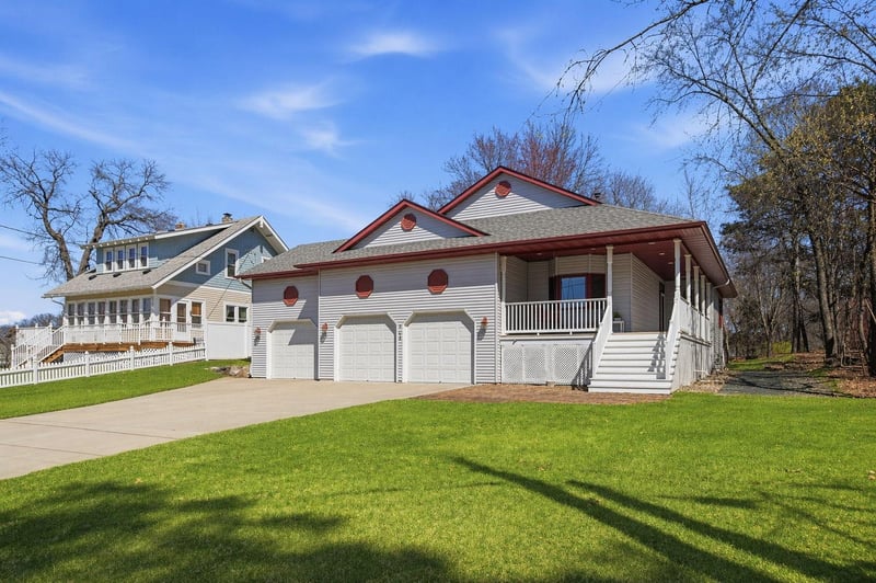 808 Hallam Ave N, Mahtomedi, MN 55115