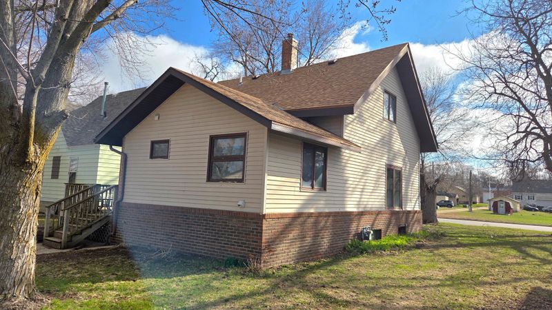 511 W 1st St, Lakefield, MN 56150