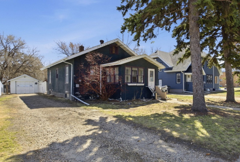 512 10th St N, Moorhead, MN 56560