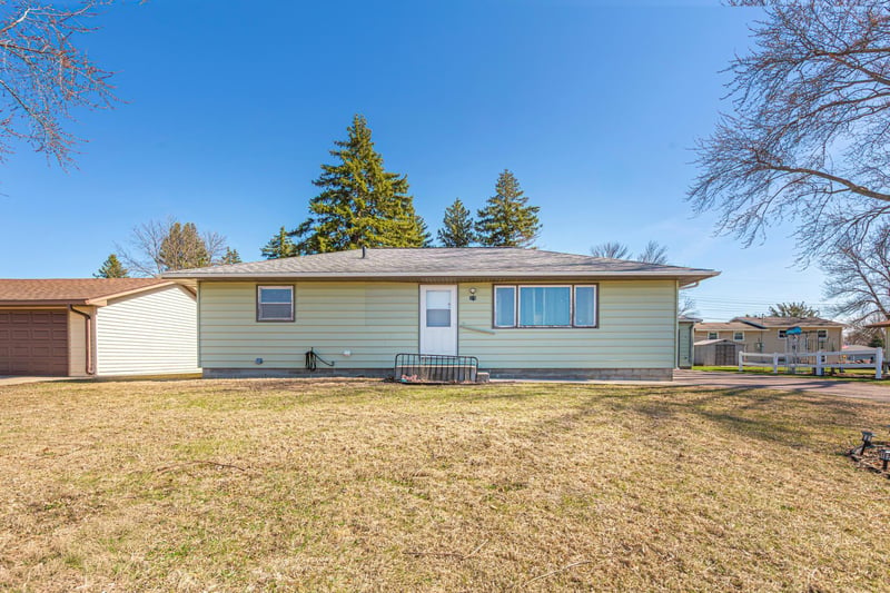 325 Le Sueur Ave, Eagle Lake, MN 56024