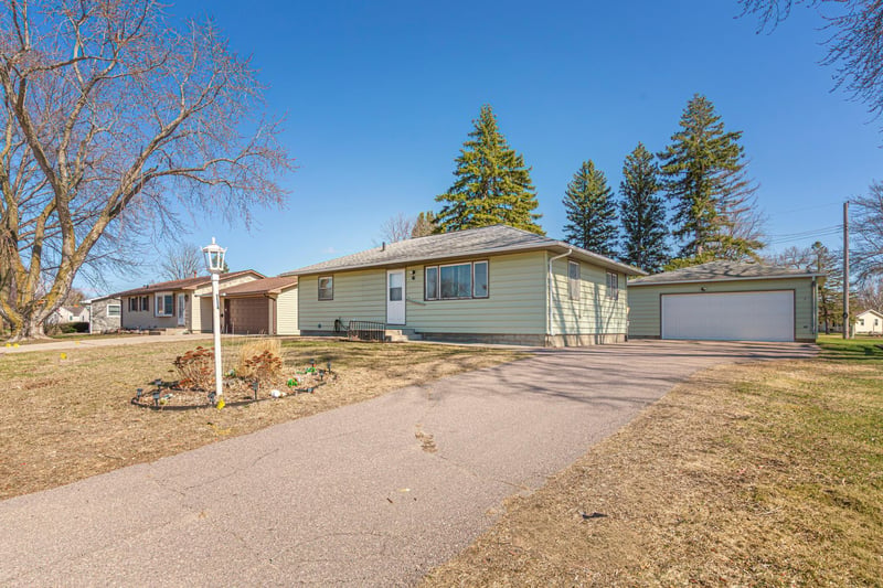 325 Le Sueur Ave, Eagle Lake, MN 56024