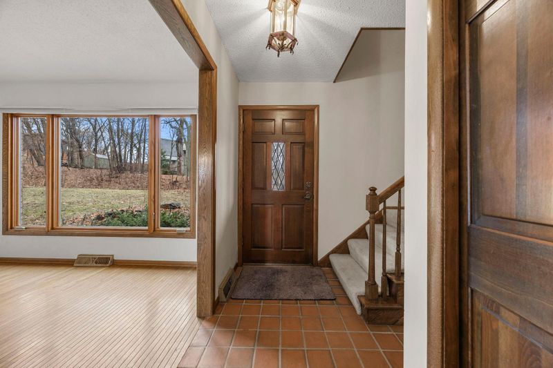 9449 Woodridge Dr, Eden Prairie, MN 55347
