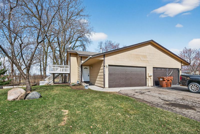 7073 17th St N, Oakdale, MN 55128