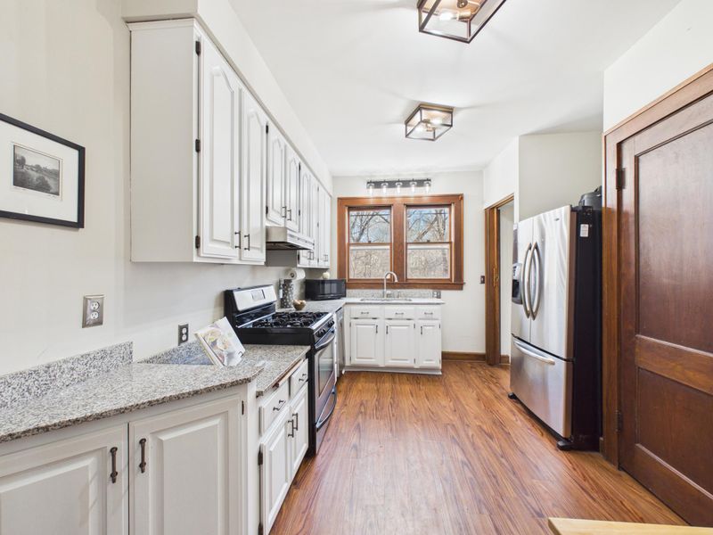 1008 Grotto St N, Saint Paul, MN 55103