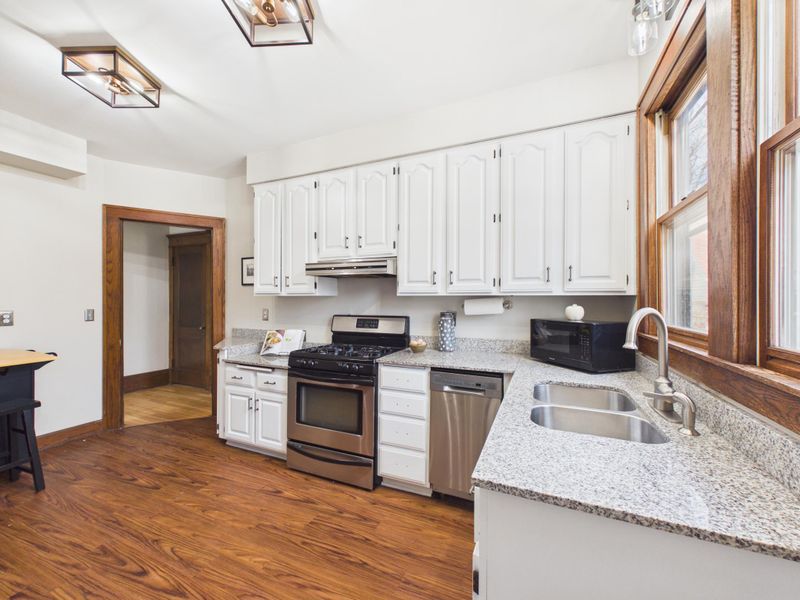 1008 Grotto St N, Saint Paul, MN 55103