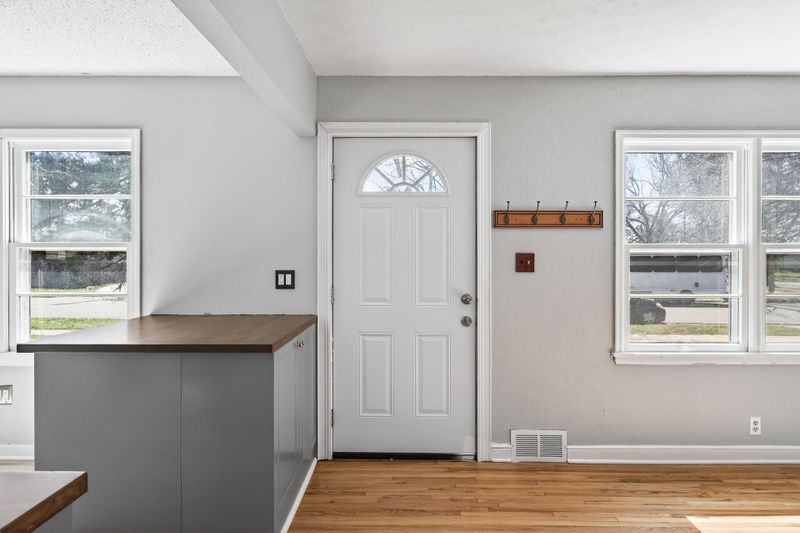 1701 Rose Ave E, Saint Paul, MN 55106