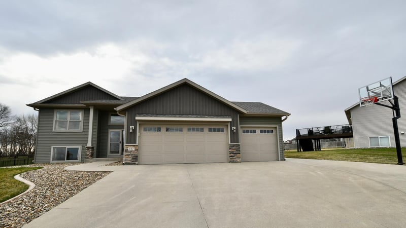 887 Golf View Ave, Zumbrota, MN 55992