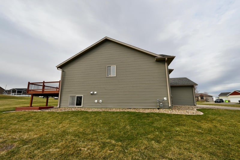 887 Golf View Ave, Zumbrota, MN 55992