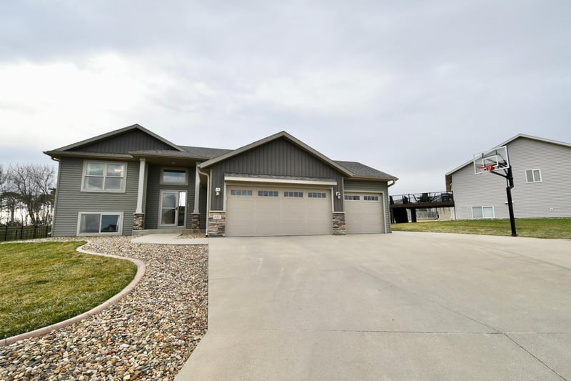887 Golf View Ave, Zumbrota, MN 55992