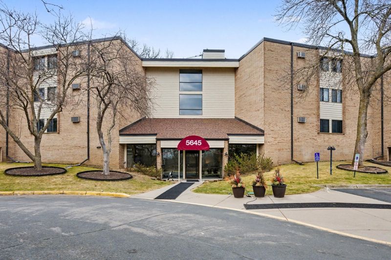 5645 Green Circle Dr #111, Hopkins, MN 55343