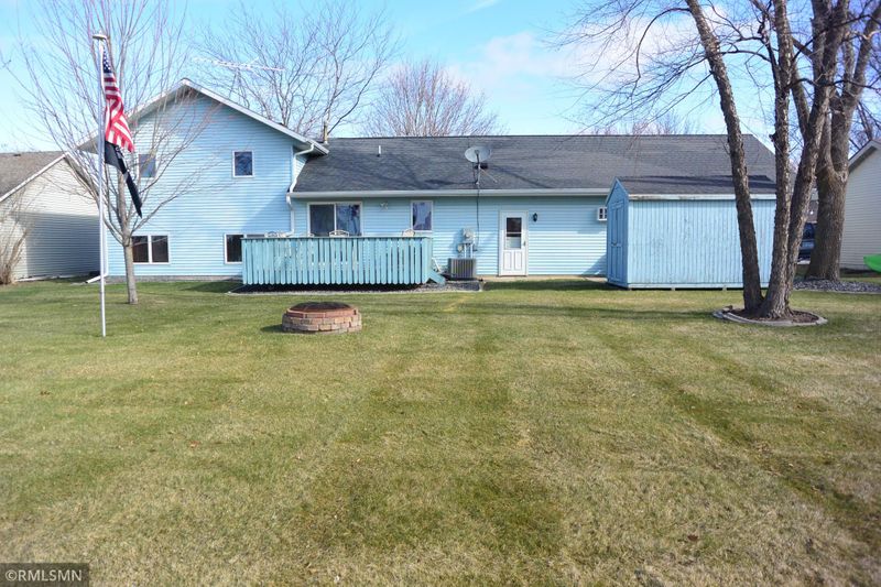 610 1st St E, Glencoe, MN 55336