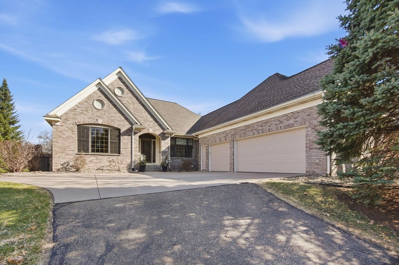 4 Pearson Pl, North Oaks, MN 55127