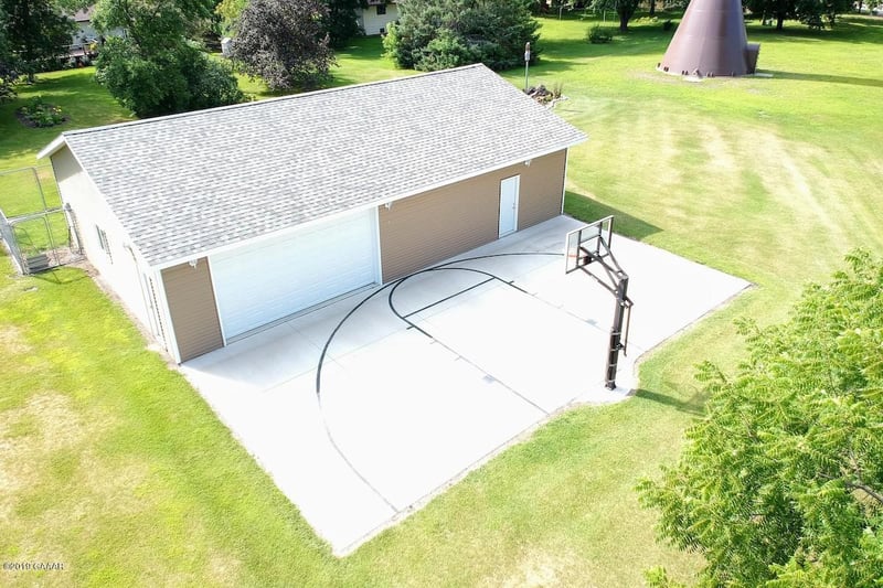 404 S Clayborn Ave, Parkers Prairie, MN 56361