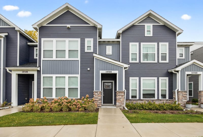 14544 Twin Lakes Cir, Burnsville, MN 55306