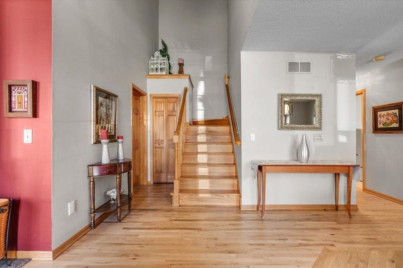 6709 Promontory Dr, Eden Prairie, MN 55346
