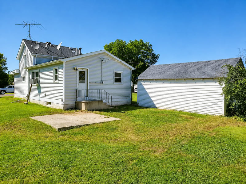 245 3rd Ave SE, Wells, MN 56097
