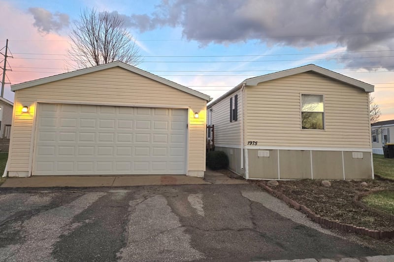 1975 Lancelot Ln, North Mankato, MN 56003