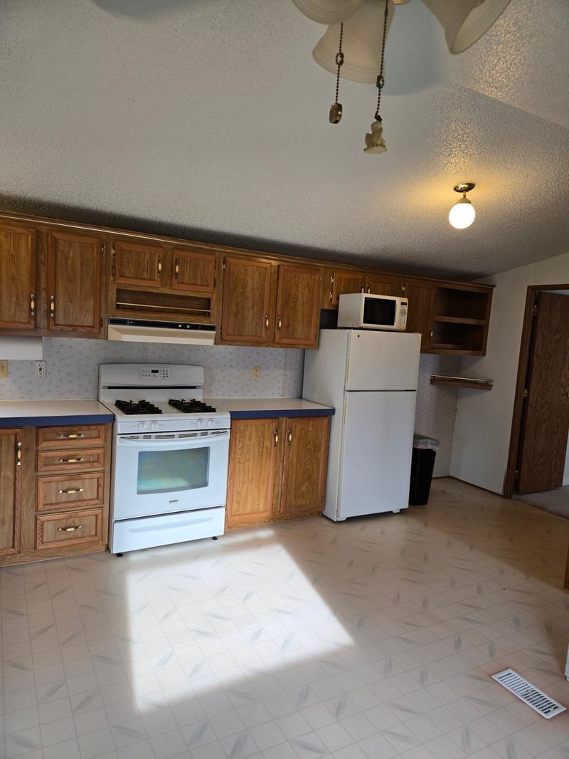 1975 Lancelot Ln, North Mankato, MN 56003