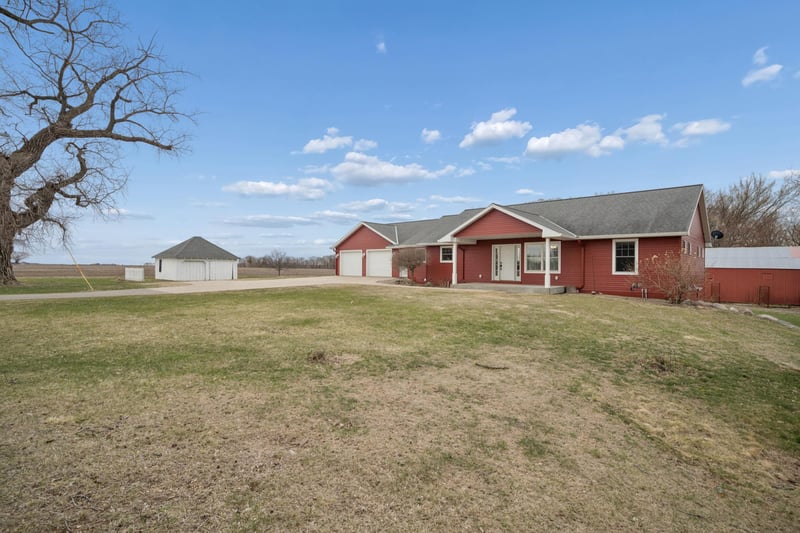 17285 W 250th St, Belle Plaine, MN 56011