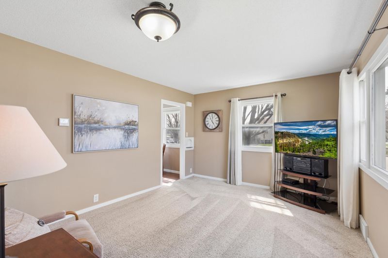 705 Ash St NE, Hutchinson, MN 55350