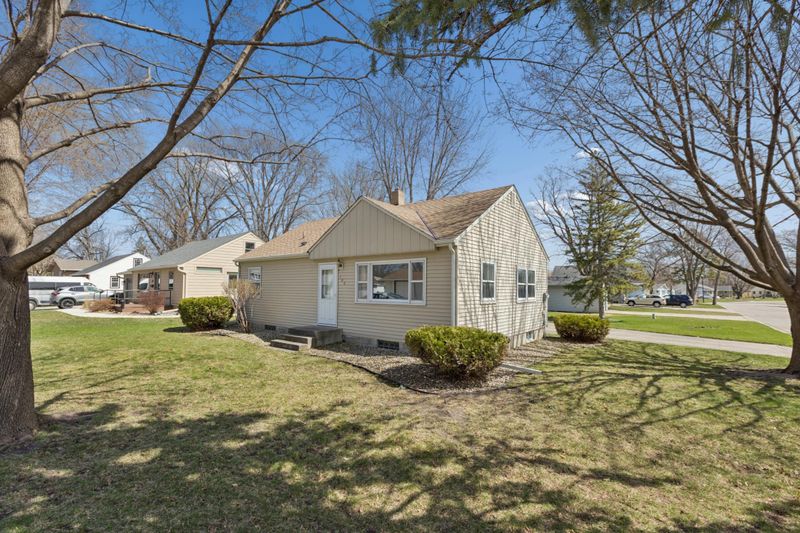 705 Ash St NE, Hutchinson, MN 55350