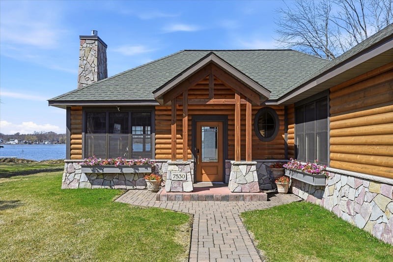 7530 N Shore Cir N, Forest Lake, MN 55025