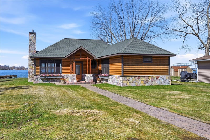 7530 N Shore Cir N, Forest Lake, MN 55025