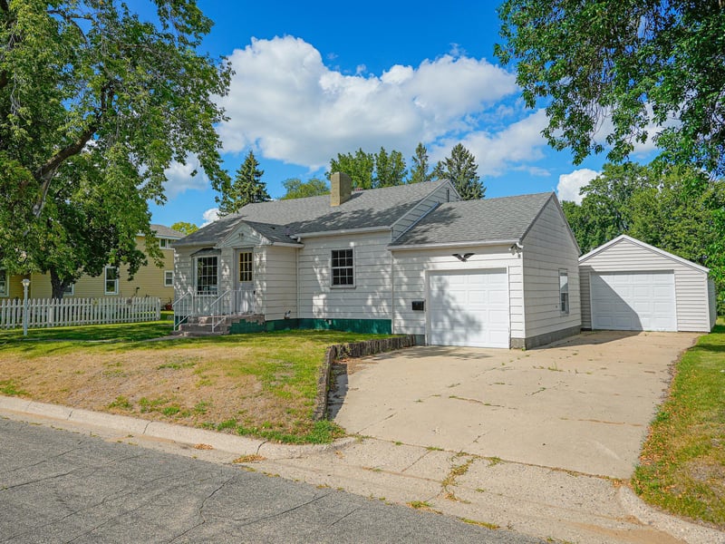 525 3rd St Se, Perham, MN 56573