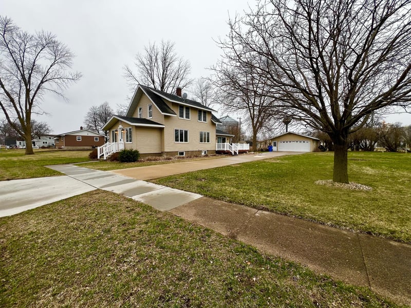 442 4th St, Dawson, MN 56232