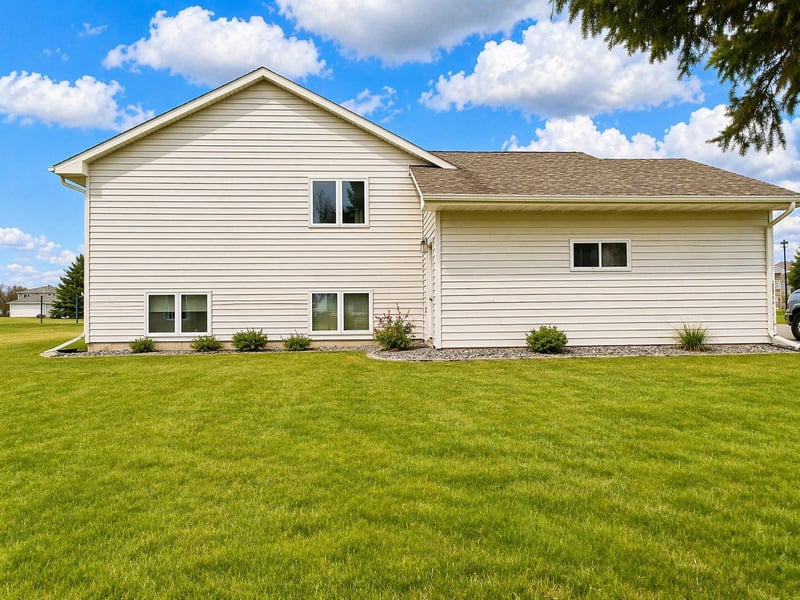 13 Riverside Rd, Morris, MN 56267